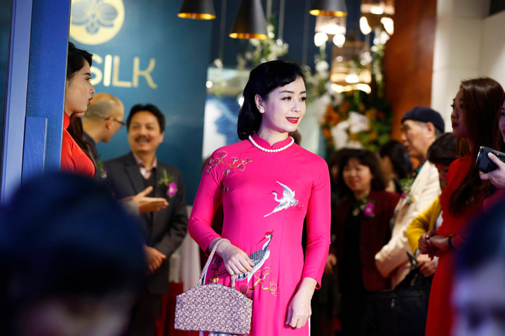 Nghệ sĩ Chiều Xuân rạng rỡ trong áo dài OZ Silk