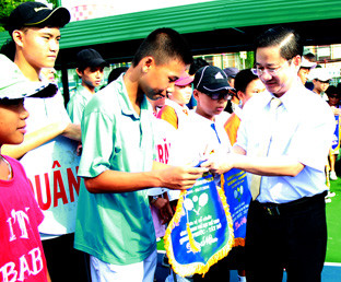 BTC địa phương trao cờ lưu niệm cho các đoàn VĐV.