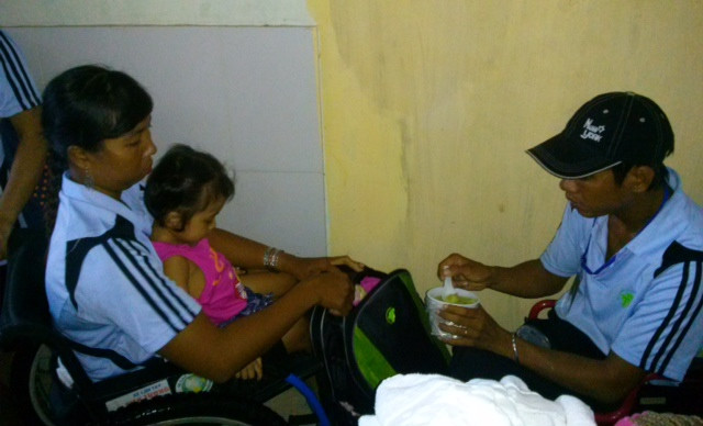 Anh Hải Âu đúc cháo cho con