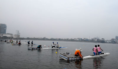 Các đội đua Canoeing xuất phát tranh tài