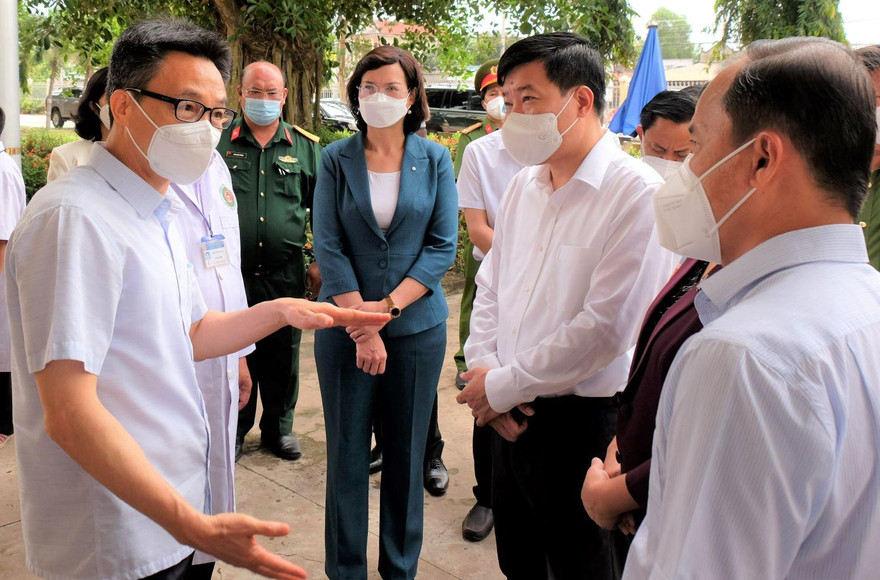 Phó Thủ tướng: Kết hợp Đông, Tây y trong điều trị bệnh nhân COVID-19