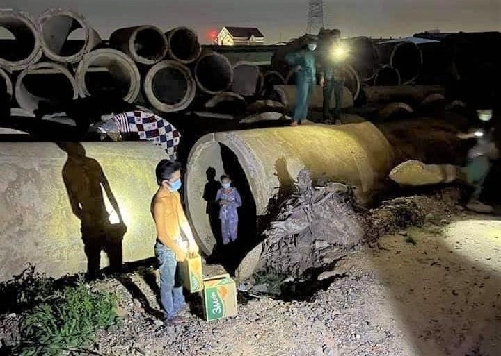 Bình Dương đưa 6 người sống ‘du mục’ dưới ống cống đi xét nghiệm, lo chỗ ở