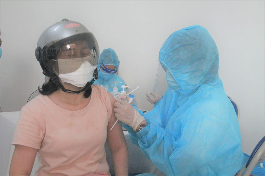 Vì sao số liệu vắc xin và số ca mắc COVID-19 giữa Bộ Y tế và Bình Dương vênh nhau?