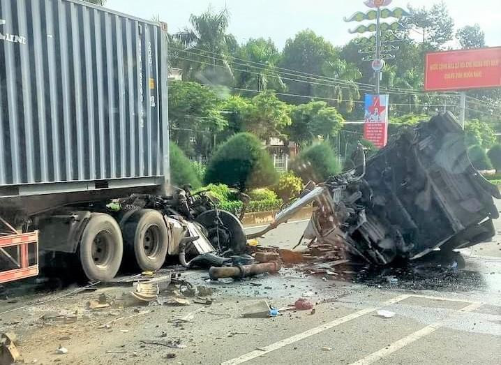 Giải cứu 3 người mắc kẹt khi đầu xe container văng giữa đường sau tai nạn