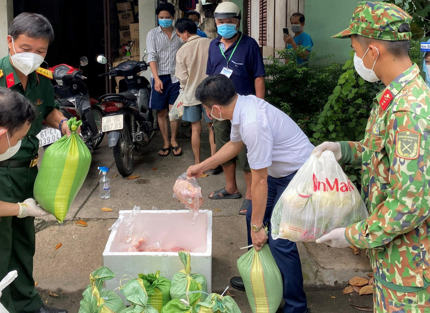 Phó Thủ tướng nói tổng đài chỉ là công cụ, chủ tịch thành phố đi phát lương thực cho dân