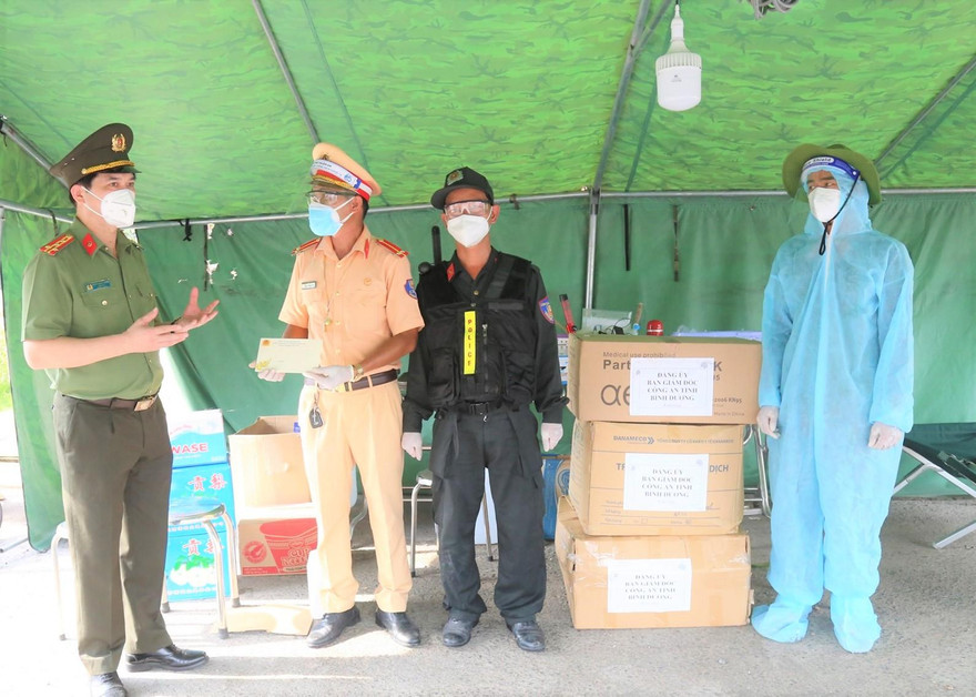 Khen thưởng đột xuất tuổi trẻ công an, hỗ trợ sinh viên xa nhà ở ‘điểm nóng’ Bình Dương