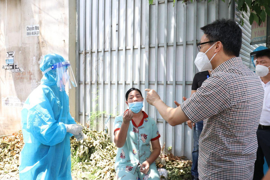 Phó Thủ tướng Vũ Đức Đam: Bình Dương nên hướng dẫn dân tự lấy mẫu xét nghiệm COVID-19