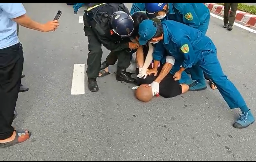 Khống chế đối tượng thông chốt, dọa giết cảnh sát cơ động ở Bình Dương