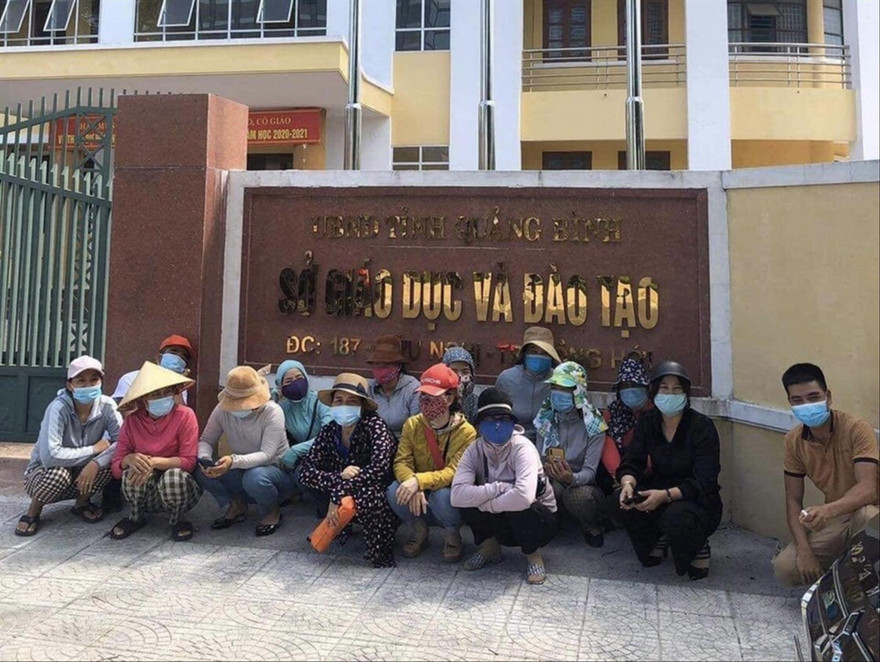 Nhiều phụ huynh đến ngồi trước cổng Sở GD&ĐT Quảng Bình để phản ứng kết quả tuyển sinh lớp 10