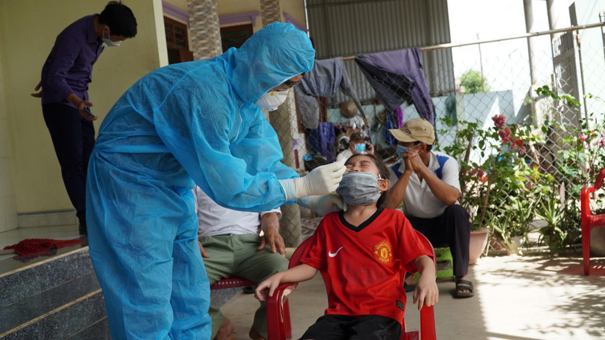 Cán bộ y tế lấy mẫu xét nghiệm (ảnh minh hoạ)