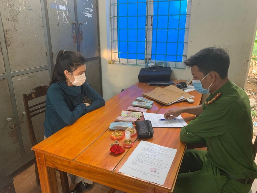 Công an điều tra lấy lời khai của đối tượng Hoàng Thị Hằng