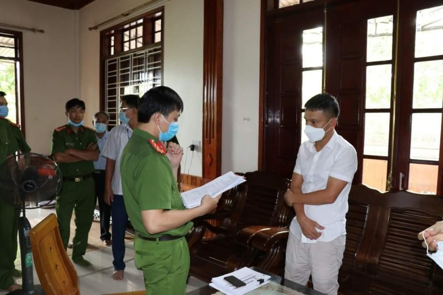 Công an tỉnh Quảng Bình đọc quyết định tạm giữ hình sự các đối tượng liên quan vụ cá độ bóng đá với số tiền lên đến hàng chục tỷ đồng (Ảnh do Công an cung cấp).