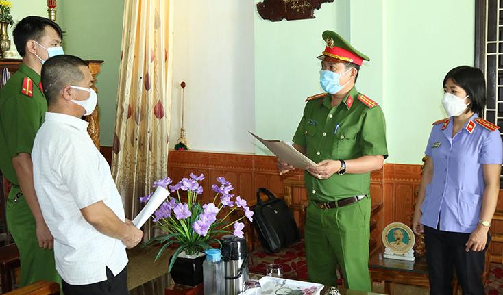 Cơ quan chức năng đọc quyết định khởi tố bị can Nguyễn Văn Hiền