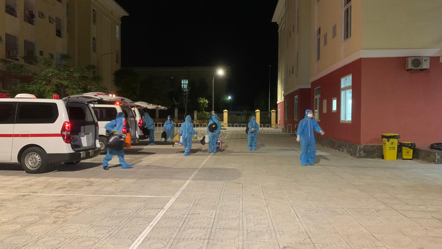 Cơ quan chức năng đưa những trường hợp dương tính với SARS-Cov-2 đi điều trị trong đêm.