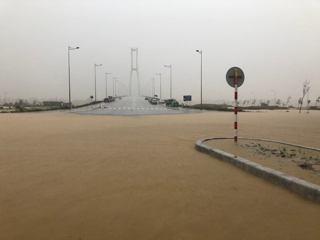 Nước tràn vào làm ngập hai đầu cầu Nhật Lệ II