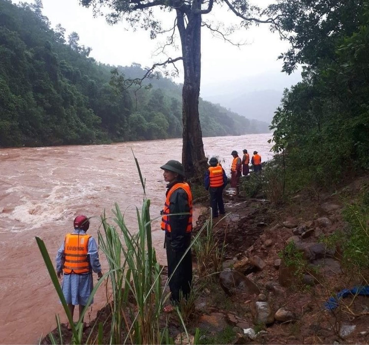 Hai vợ chồng lội qua khe về nhà, người vợ bị lũ cuốn trôi mất tích
