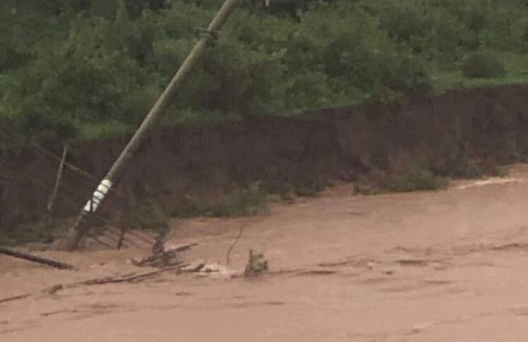 Bị điện giật nguy kịch vì đi qua cột điện gãy đổ