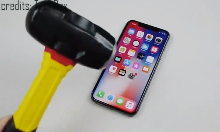'Tra tấn' iPhone X bằng dao và búa