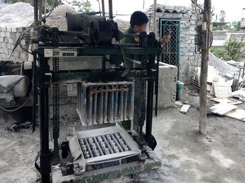 Bị cuốn vào máy trộn xi măng, người mẹ trẻ tử vong