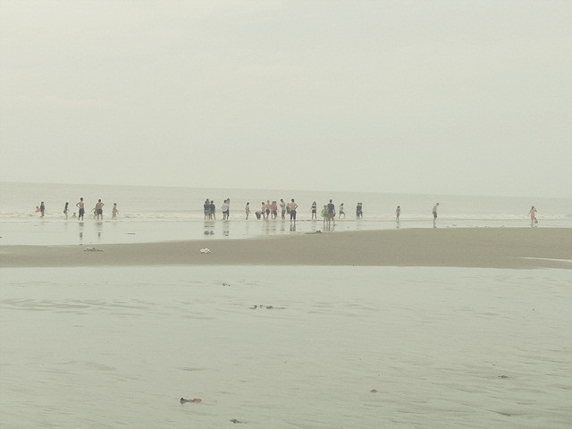 Chiều 18/7, nhiều người vẫn tắm trên biển Sầm Sơn