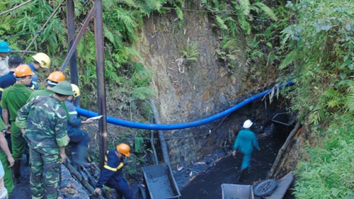 Tiếp cận vị trí 2 nạn nhân kẹt trong hầm lò