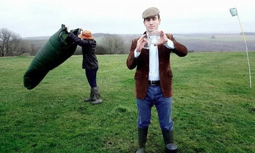 Leo De Watts đang minh họa cách lấy không khí vào lọ. Ảnh: Aethaer