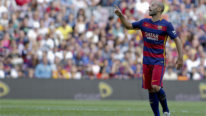 Mascherano chỉ nổi danh về khả năng cản phá chứ chưa gây được ấn tượng gì khi băng lên phía trên. Ảnh: Reuters