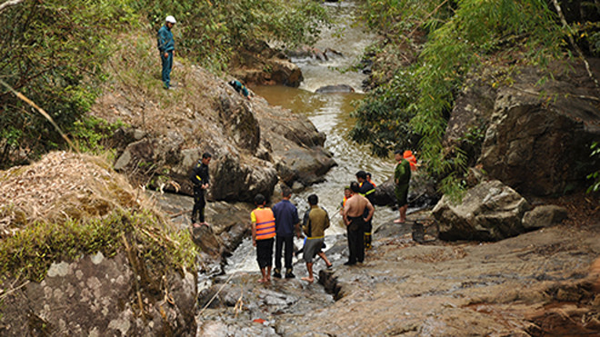 Lực lượng cứu hộ đang tìm kiếm các nạn nhân. Ảnh: Khánh Hương