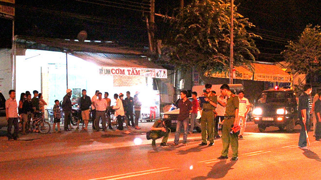 Lực lượng Công an tỉnh Bình Dương khám nghiệm hiện trường một vụ trọng án