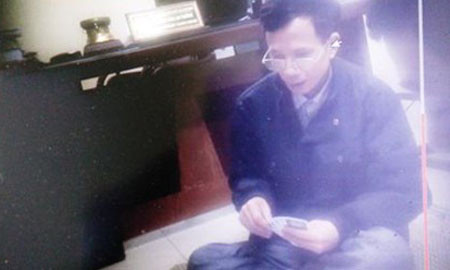 Trung tá Giang, Trưởng công an phường Trần Phú chơi bài cùng với 3 đồng nghiệp tại trụ sở công an phường. Ảnh: Trích xuất từ video clip