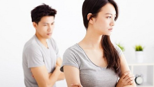 Có hôm anh thông báo rằng không về nhà ăn cơm vì phải đi tiếp khách về muộn. Chị biết rằng khách của anh là ai và họ sẽ đi đâu. (ảnh minh họa)