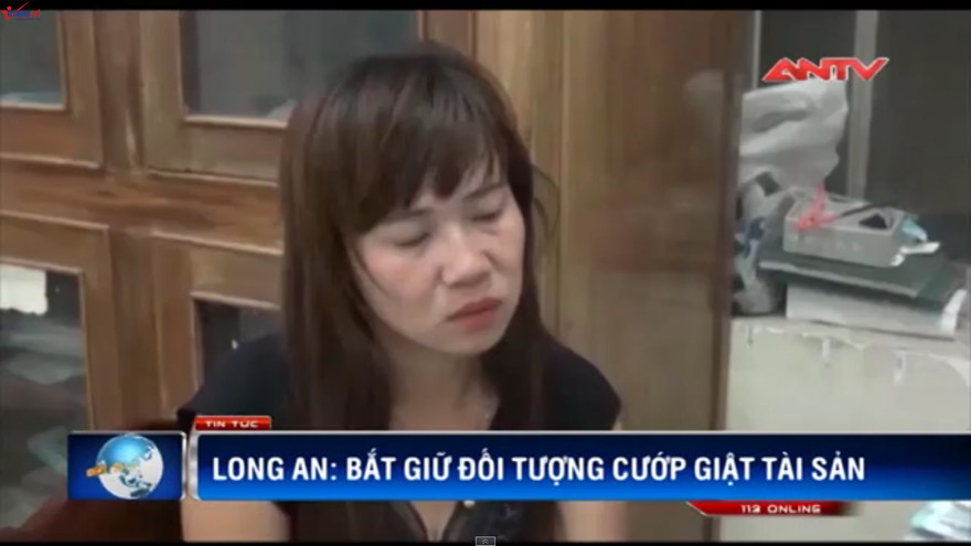 Nữ tặc táo tợn giật dây chuyền giữa chợ