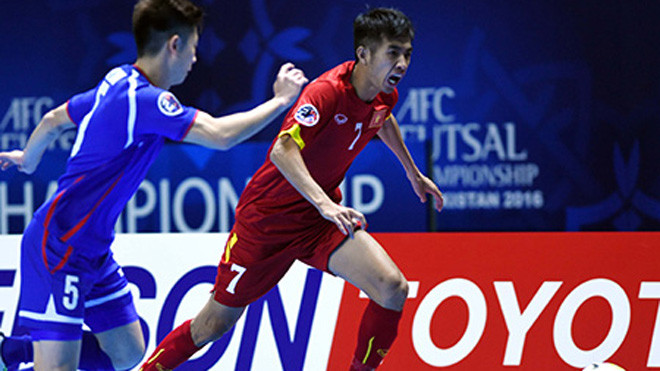 Trọng Luân (7) được Fox Sports bình luận là người tạo nên lịch sử cho futsal Việt Nam, sau quả sút luân lưu đánh bại Nhật Bản (ảnh: Quang Thắng)