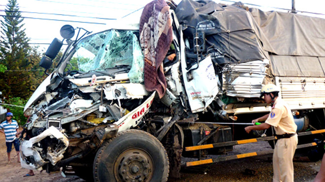 Đầu xe tải bẹp dúm sau cú húc vào đuôi ôtô tải chở củi. Ảnh: Nguyệt Triều