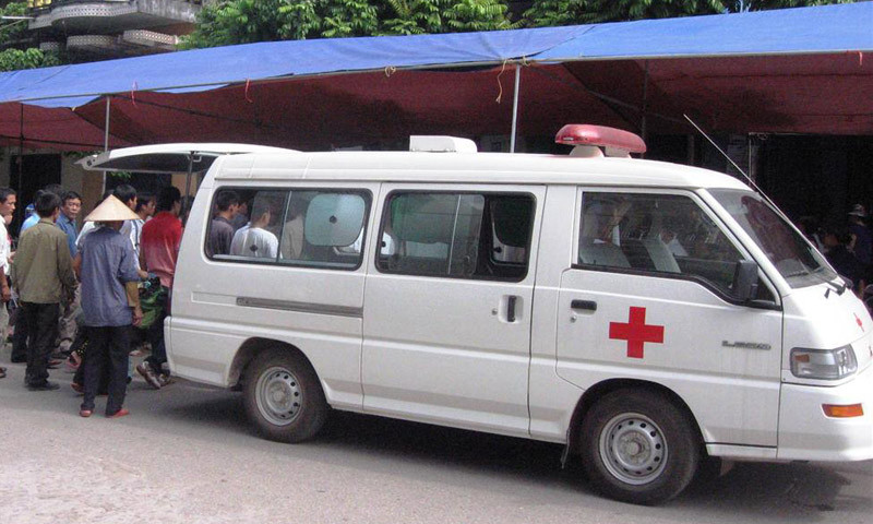 Mọi người gọi xe cấp cứu đưa ông Sỹ sang thẳng bệnh viện. Tuy nhiên ông Sỹ đã tử vong trước lúc tới bệnh viện. Ảnh minh họa.