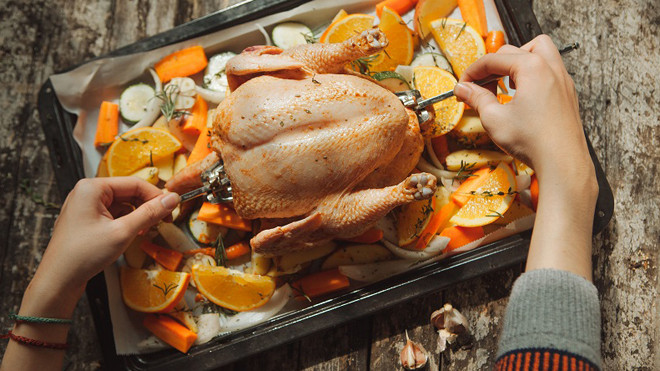 Gà nướng cam và thảo mộc thơm nức, ngon miệng
