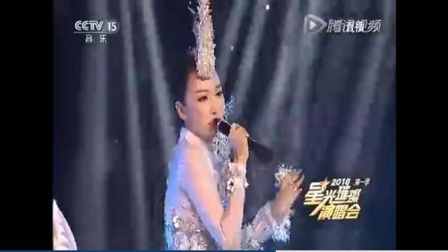 Nữ ca sĩ bị lộ hát nhép vì… cầm ngược mic