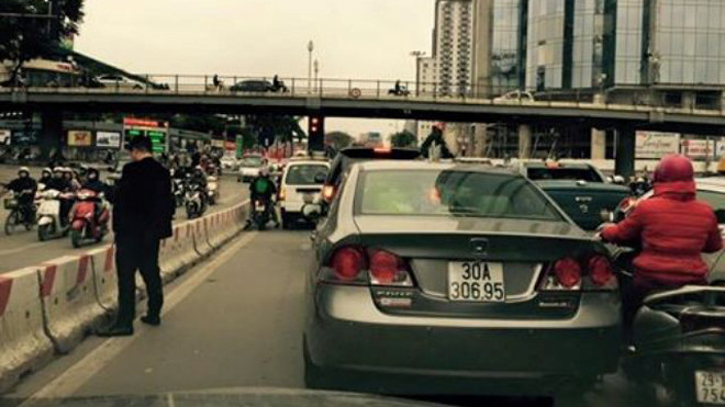 Xử phạt 200 ngàn người đàn ông 'tè bậy' giữa đường