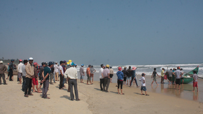 Hàng trăm người xã Bình Nam và Duy Hải cùng tham gia tìm kiếm thi thể nạn nhân mất tích. 