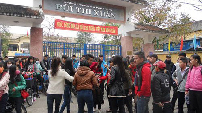 Nhóm nữ sinh quây lại dằn mặt và đánh nữ sinh khối 10 trường THPT Bùi Thị Xuân. Ảnh: Lê Công Doanh/Dân Việt