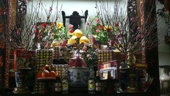 Trang trí ban thờ ngày tết. Ảnh: Văn Hải 