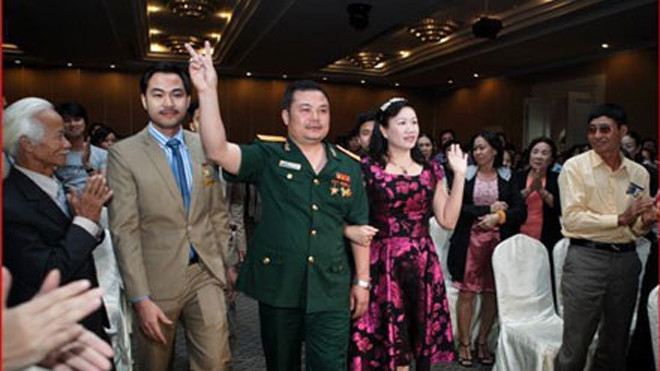 Lê Xuân Giang, (mặc quân phục), người đứng đầu "tập đoàn lừa đảo" Liên Kết Việt.