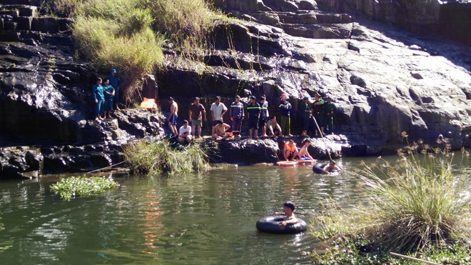 Tìm thi thể người bị đuối nước