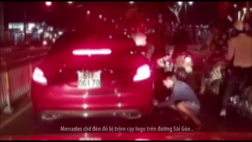 Những pha 'vặt' phụ tùng ôtô trong giây lát