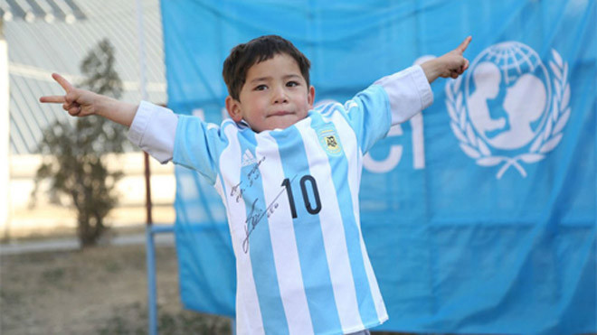 Murtaza và món quà mới. Ảnh: Reuters