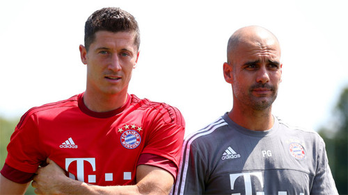Lewandowski (trái) đang thi đấu rất thành công dưới sự dẫn dắt của Pep. Ảnh: Reuters
