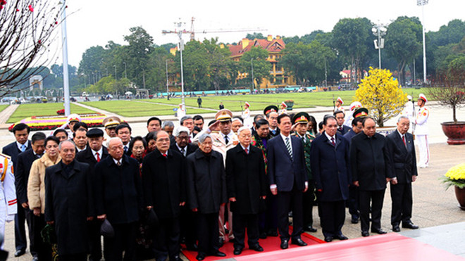 Tổng Bí thư Nguyễn Phú Trọng và các đồng chí lãnh đạo, nguyên lãnh đạo Đảng, Nhà nước, Mặt trận Tổ quốc Việt Nam... vào lăng viếng Chủ tịch Hồ Chí Minh, sáng 3/2