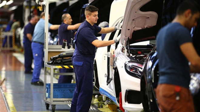 Mercedes dùng con người thay robot khi lắp xe