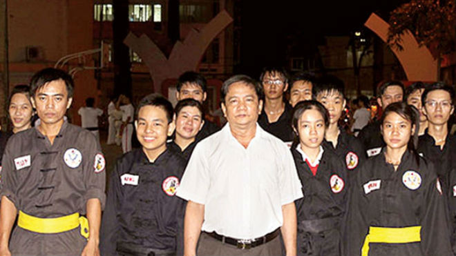 Tiến sĩ - võ sư Hồ Văn Tường cùng các võ sư.