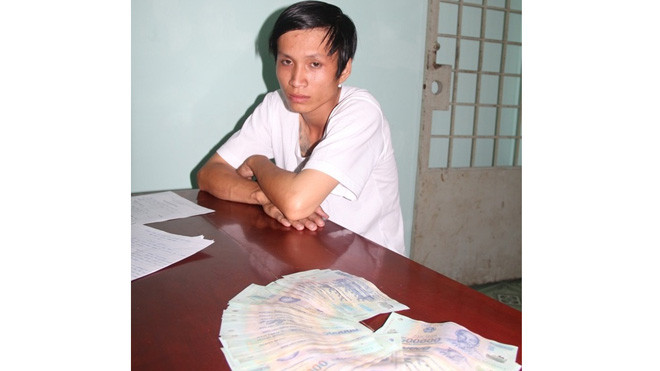 Đối tượng Nguyễn Tuấn Anh và tang vật tại cơ quan điều tra.